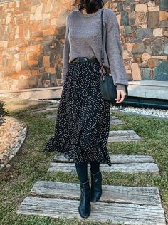 Classic Skirt Outfits Classy, Quilted Skirt Outfit, Minimal Cafe, Cafe Photography, Photo Minimal, Fashion Makeover, 2024 Aesthetic, Pharmacy School, Mode Kimono