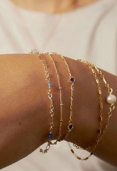 Stacks Of Jewelry, Gold Jewellery Dainty, Every Jewel, Gold Bracelet Dainty, Dainty Everyday Jewelry, Jewelery Aesthic, Gold Or Silver Jewelry Skin Tone, Self Made Bracelets, Bracelet Ideas Gold