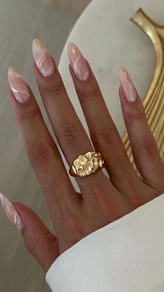 #nails Almond Nails With Gold Design, Baddie Nails Almond, Elegant Gold Nails, Gold Square Nails, Classy Gold Nails, Almond Nails Elegant, Gold Almond Nails, Short Classy Nails, Acrylic Nail Designs Classy