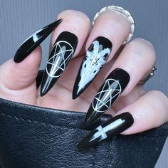 Time to brush the dust off those quarantined claws and get ready for the spookiest night of the year. Black Halloween Nails, Cheetah Print Nails, Simple Fall Nails, Winter Nails Acrylic, Goth Nails, Painted Nails, Winter Nail Art, Winter Nail Designs, Halloween Nail Designs