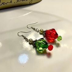 Wire Christmas Earrings, Christmas Earring Ideas, Funky Earrings Diy, Christmas Jewelry Ideas, Green Beaded Earrings For Christmas, Beaded Christmas Earrings, Green Christmas Earrings, Christmas Earrings Diy, Christmas Green Earrings With Dangling Beads