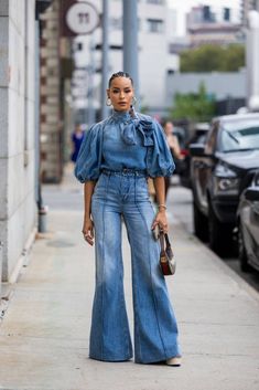 2023 Denim Trends: This Anti-Skinny-Jeans Look Is So Easy | Who What Wear Outfits With Flares, Flare Jeans Outfit, Casual Denim Shirt, Wide Leg Jeans Outfit, Denim Street Style, Looks Jeans, Moda Denim, Look Jean