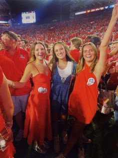 Gameday outfit ole miss college football game lsu Ole Miss Aesthetic, Ole Miss Gameday, Gameday Fits, Ole Miss Football, College Clothes, Gameday Outfits, College Closet, Hotty Toddy, Ole Miss Rebels