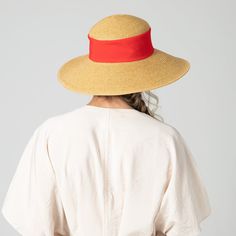 Need a new vacation hat? This sun hat comes with a collapsable crown, making this hat easy to flatten and pack into a suitcase. The pop color inset is a bold accent, while the Brim Size: 4.5" keeps the sun out of your eyes. Features 75% paper, 25% polyester Brim Size: 4.5" Women's One Size