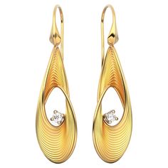 Diamonds shine on these elegant and modern drop earrings by Oltremare Gioielli, available in yellow, white and rose gold, 18k Designed and crafted in Italy. Drop length: 32 Millimeters; Length: 44 Millimeters; Width: 12 Millimeters Stone Type: 100% Natural Diamonds Shape: Round Brilliant Carat Weight: approx 0,14 Cts TW Color: GH Clarity: VS Cut: Very Good The production time of this jewel varies from 4-6 working weeks. Our jewelry is exclusively made to order, can only be purchased online and i Contemporary Diamond Earrings, Diamond Dangle Earrings, Shine On, High Jewelry, Elegant Gift, Round Brilliant, Diamond Shapes, Or Rose, Yellow White