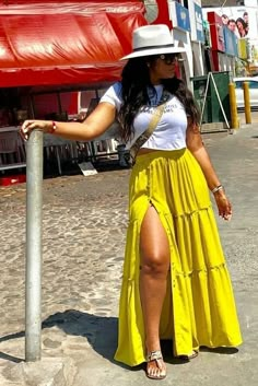 add a pop of color. Curvy skirt outfit Summer Outfits College, Jamaica Outfits, Curvy Skirt, Curvy Body Types, Summer Outfits Curvy, Outfits College, Summer Outfits Black, Outfits Curvy, Mode Casual