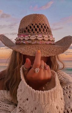 Sombrero Cowboy, Hat Aesthetic, Looks Country, Straw Cowboy Hat, Cowgirl Aesthetic, Coastal Cowgirl, Cowgirl Hats, Summer Feeling, Summer Photos