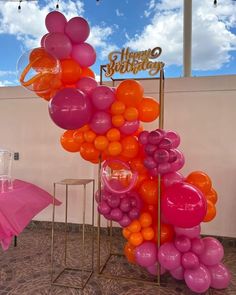 there are many balloons in the shape of an arch