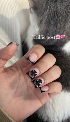 French Tip With Black Design, Short Nails Winter Ideas, Black Nail With Design, Nail Advertising Ideas, Short Short Acrylic Nails, Junk Nails Short, Shorties Acrylic Nails, Nude And Black Nails, Pretty Nail Designs Acrylics