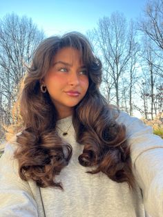 Curls Hairstyles Medium Hair, Blowout Hairstyle, Winter Hair Trends, Blowout Hair, Hair Tutorials For Medium Hair, Haircuts Straight Hair, Winter Hair, Perfect Curls, Hair Inspo Color