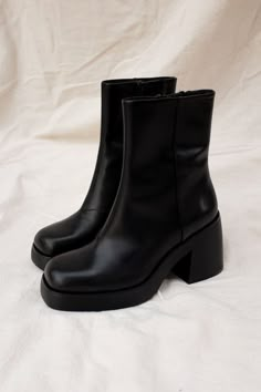 Black Shoes For Winter, Black Short Heel Boots, Leather Boots Chunky, Black Square Boots, European Fashion Shoes, Black Leather Boots Aesthetic, Square Toe Platform Boots, Everyday Winter Shoes, Going Out Shoes Not Heels