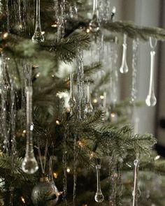 Classy Winter Decor, Aesthetic Christmas Ornaments, Classy Christmas Aesthetic, Holiday Spirit Aesthetic, Snowy Christmas Tree Decorations, Snowy Christmas Aesthetic, Classy Christmas Tree, Aesthetic December, Christmas Tree Inspo