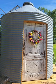 Grain Bin Garden Shed, Silo Air Bnb, Grain Bin Animal Shelter, Grain Bin Guest House, Grain Bin Chicken Coop Silo House, Rain Barrel Stand, Outdoor Shower Diy, Grain Bin House, Stock Tank Pool Diy