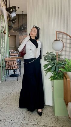 Skirt Syles, Long Black Skirt Outfit Hijab, Outfit With Skirt Hijab, Black Skirt Outfit Hijab, Maxi Black Skirt Outfit, Black Maxi Skirt Outfits, Black Maxi Skirt Outfit Ideas, Hijab Skirt Outfit, Skirt Hijab Outfit