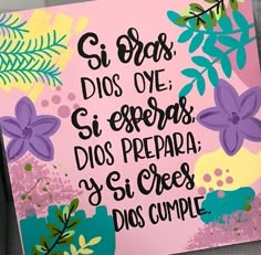 a pink sign with purple flowers and green leaves on it that reads, sisos dios o severes