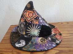 Ce chapeau de sorcière est de taille moyen grand. Taille de 23,5 pouces.  Très mignon ! Celui-ci est conçu pour un tour de tête moyen à large. J'ai une assez grosse tête et elle me va parfaitement avec un peu d'espace. Costume Hats, Christmas Deals, Witch Hat, Costume Accessories, Headpiece, Witch, Halloween Shopping, Art Collection, Beauty Book