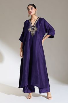 Buy Purple Embroidered Zardozi V Neck Yoke Kaftan For Women by JAYANTI REDDY Online at Aza Fashions. Latest Kaftan Designs, Fancy Dress Patterns, Salwar Suit Neck Designs, Indian Dress Up, Kaftan Pattern, Kaftan For Women, Simple Kurti Designs