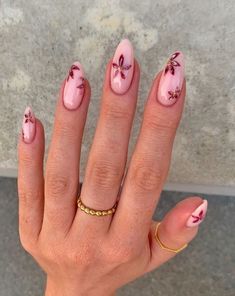 Nail Ideas Subtle, Nails Inspo January, Cute January Nails Pink, Trendy Nail Inspo Winter, Simplistic Nail Art, Nail Inspo Trendy Winter, City Break Nails, Nails Ideas 2025, Flower Nail Designs 2024