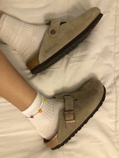 Birkenstock Clogs #fallshoetrends #birkenstock Birkenstock Outfit Clog, Birkenstocks Clogs, Birkenstock Sandals Outfit, Birkenstock Clogs, Trendy Shoes Sneakers, Nike Shoes Girls, Clogs Style, Women's Spurs