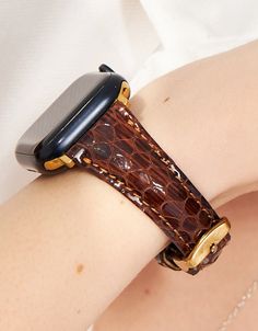 Apple Watch Band - Genuine Handcrafted Quality Meet our specially designed leather straps crafted from genuine leather, combining elegance and durability for your Apple Watch! Each strap, meticulously crafted by hand using carefully selected top-quality leather, seamlessly fits your Apple Watch and offers you a unique user experience. 🌟 Premium Material, Exquisite Craftsmanship Only the finest leathers are used in our products. Each strap is meticulously handcrafted by expert artisans to ensure Apple Watch Leather Strap, Bracelet Apple Watch, Personalized Gift Wrap, Cool Gifts For Women, Perfect Gift For Him, Apple Watch Strap, Apple Watch Series, Watch Case, Practical Gifts