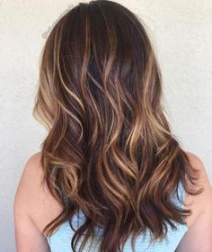 Brown And Blonde Hair, Caramel Hair Highlights, Pelo Chocolate, Natural Hair Highlights, Highlights For Dark Brown Hair, Brown And Blonde, Soft Balayage, Strawberry Blonde Highlights, Blonde Streaks