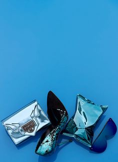 Laydown Photography, Green Branding, Everything Is Blue, Still Life Photos, Still Photography, Modern Photography, Go Blue, Sparkle And Shine, Work Inspiration