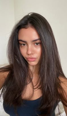 Naturally Pretty Women, Tan Skin Brown Hair Brown Eyes, Dark Hair Light Skin Makeup, Layered Unstyled Hair, Brown Girl Haircut, Clean Girl Brunette, Natural Beauty No Makeup, True Brown Hair, Parent Claims Dr