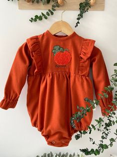 Turn your little one into a cute pumpkin on halloween clothes and welcome fall with this cotton-soft baby and Kids Romper 🎃 The cozy 100% cotton jumpsuit is ideal for the comfort of your little one. Will be a great gift for your baby first halloween. Your daughter will be a wonderful baby girl fall. Perfect all Fall long, especially for the pumpkin patch, Halloween, Family pictures, thanksgiving or birthday parties. Add this to your list of must-haves for the pumpkin patch this Fall! The perfec Halloween Costume Baby Girl, Costume Baby Girl, Baby Dungarees, Baby First Halloween, Perfect Fall Outfit, Christmas Clothes, Baby Overalls