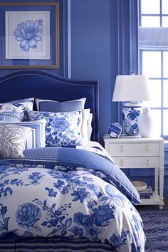 25 Blue Bedroom Ideas Periwinkle Bedroom, Periwinkle And Navy, Blue Velvet Headboard, Blueberry Color, Blue Bedroom Ideas, Color Bedroom, Blue Floral Wallpaper, Blue Accent Walls, Leisure Space