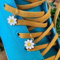 Lace Daisy Pendant | Shoe Accessories | Skate Accessories | Cute accessories Shoe Accessories Diy, Converse Ideas, Diy Clothes Ideas, Accesorios Aesthetic, Skate Accessories, Shoes Charms, Beaded Shoes, Cute Shoe, Daisy Pendant