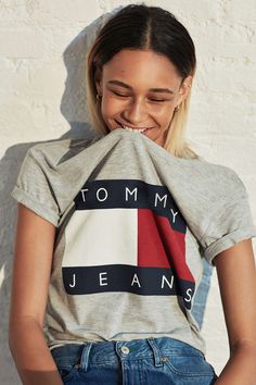 Crop Tee Outfit, Fashion Guys, Jeans Trend, Summer Chic, Tee Outfit, Womens Fashion For Work, Tommy Jeans