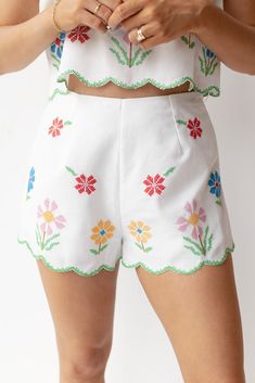 mode Above The Knee Shorts, Embroidered Crop Tops, Scalloped Shorts, Knee Length Shorts, Ruched Midi Dress, Clothing Details, Crop Top And Shorts, Cropped Tops, Embroidered Shorts