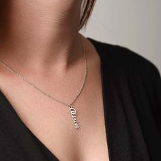 Offrez à votre être cher un collier vertical personnalisé fait juste pour lui ! Notre collier prénom vertical personnalisé est le cadeau parfait pour vos proches et deviendra un accessoire polyvalent pour toute occasion. Qu'il s'agisse d'un cadeau de vacances réconfortant, d'un anniversaire ou tout simplement parce que, ce collier unique ajoute une touche tendance à n'importe quelle tenue.





FABRIQUÉ AUX ETATS-UNIS! 

 

 Ce collier élégant présente un nom cursif suspendu à une chaîne câ Mom Definition, Chain Making, Gold Name Necklace, Stylish Necklace, Mom And Sister, Custom Name Necklace, Unique Necklace, Name Design, Luxury Boxes