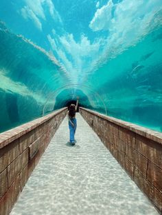 Bahamas travel pic ideas poses outfit accessories sunglasses - click the link to shop sunglasses! Travel Pic Ideas, Pic Ideas Poses, Atlantis Resort Bahamas, Bahamas Pictures, Underwater Tunnel, Bahamas Outfit, Cruise Photography