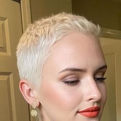 Short Hair Sweethearts on Instagram: "@kelcimccarthy   ❤️😍❤️😍❤️😍❤️😍❤️😍❤️😍❤️😍❤️  #shorthair #shorthaircut #pixiecut #pixie #pixiehaircut #shorthairideas #hair #hairfashion #shorthairstyles #shavednape #buzzcutfeed #undercut #shorthairdontcare #hairporn #shorthairideas #shorthairrocks #girlswithshorthair #girlswithundercut #girlswithshavedheads #beautifulgirls #inkedgirls #girlswithtattoos #baldgirls #hairinspo #shorthairsweethearts" Buzzcut Women, Funky Short Haircuts, Bald Haircut, Chemo Hair, Cute Short Haircuts, Hair Scarf Styles