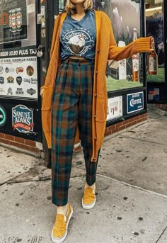 Masculine Inspired Outfits, Yellow Checkered Pants Outfit, New York Spring Fashion Street, Unique Women Outfits, Art Teacher Clothes Aesthetic, Hungarian Fashion Modern, Radio Host Outfit, Relaxed Womens Outfits, Plus Size Stylish Outfits