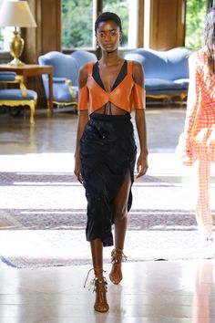 Altuzarra Spring 2019 Ready-to-Wear Fashion Show Collection: See the complete Altuzarra Spring 2019 Ready-to-Wear collection. Look 23 Leather Bodice, Dolly Fashion, African Models, Spring Summer Outfits, Womens Fashion Trends, Primavera Estate