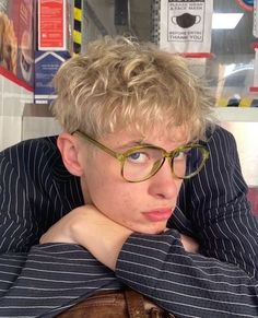 Dyke Hair, Bleached Hair Men, Short Bleached Hair, Men Blonde Hair, Men Hair Color, Hair Inspiration Short, Haircut Inspiration, Punk Hair