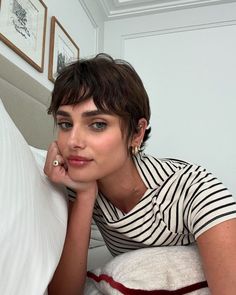 taylor hill Short Parisian Hair, Taylor Hill Short Hair, Mod Haircut Women, Short Slicked Back Hair, Taylor Hill Hair, Haircut 2025, Really Short Haircuts, Parisian Hair, Sofia Steinberg