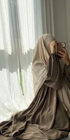 Hijabi in flowy white abaya set 🤍🦢 #aesthetic #hijaboutfit White Abaya, Islamic Modest Fashion, Muslimah Photography, Set Aesthetic, Mode Hijabi, Stylish Hijab, Muslim Outfits Casual, Muslim Fashion Hijab Outfits, Mode Abaya