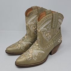 Dingo Primrose Women's Leather Ankle Boots Brand New Without Box Beautiful Embroidery Style Size 7m. You Have A Question Don't Hesitate To Ask. Spring Gold Heeled Boots With Round Toe, Western Embroidered Beige Boots, Western Beige Embroidered Boots, Embroidered Beige Western Boots, Embroidered Beige Boots For Fall, Spring Leather Boots With Floral Embroidery, Beige Embroidered Boots For Fall, Spring Embroidered Almond Toe Boots, Western Gold Heeled Boots