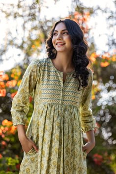 Kurti Latest Design, Jaipur Kurti, Feeding Dresses, Cotton Suit Designs, Kaftan Designs, Neck Designs For Suits