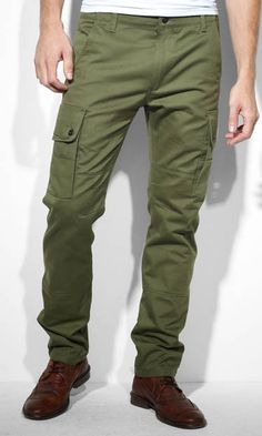 Best Pants For Men, Olive Green Cargo Pants, Jogger Pants Outfit, Green Cargo Pants, Book Clothes, Well Dressed Men, Cargo Pants Men, Mens Streetwear, Mens Trousers