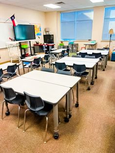 an empty classroom with desks and chairs