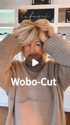 61K likes, 1,444 comments - charismalook on November 25, 2024: "New Hair. Kennst du WOBO? Hybrid aus Wolfscut & Bob: Die Haare sind sichtbar durchgestuft mit fransigen Spitzen & klassisch, kinnlang. Mein WOBO-Cut schwebt Richtung Schlüsselbein, hat ordentlich Volumen und ist „zackig“, fransig geschnitten – sagt Simone @cafune_simone. Ich finde, er ist ein echter Gewinn für eine moderne Optik und - dass ich dafür Länge opfern musste - geschenkt!😃
 
👉Tatsächlich habe ich nicht mein Leben ... A Line Bob Short Stacked, Short Bob Back View, Shaggy Bob For Fine Hair Over 50, Cowlick Hairstyles, Short Hair Plus Size, Messy Blonde Bob, Grey Hair Inspiration, Choppy Bob, Chin Length Hair