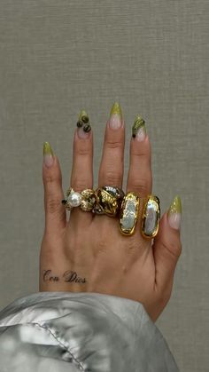 Bulky Rings, Green Gold Nails, Girls Nail Designs, Dope Jewelry Accessories, Dope Jewelry, Jewelry Fashion Trends, Jewelry Essentials, Stacked Jewelry, Jewelry Lookbook