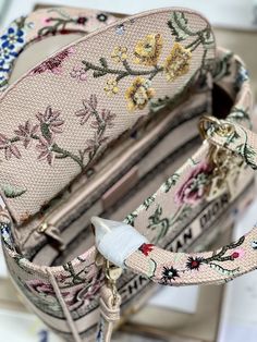 Lᴀᴅʏ Embroidered Concubine Diana bag 'Cʜʀɪsᴛɪᴀɴ Dɪᴏʀ' logo is fashionable and feminine. Embellished with the signature 'DIOR' charm, it adds a touch of movement to the delicate silhouette. With a large detachable double-sided embroidered shoulder strap, you can choose the way you want to wear it. Detachable double-sided embroidered wide shoulder strap, internal zipper pocket and patch pocket, can be carried by hand, shoulder or crossbody, and can be matched with other embroidered shoulder straps Pearl Clutch, Embroidered Handbag, Lv Purse, Lv Shoes, Lv Belt, Lv Handbags, Lv Wallet, Black Flowers, Green Bag