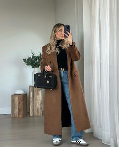 Outfits Invierno Frio, Caramel Coat Outfit, Light Brown Coat Outfit, Brown Long Coat Outfit, Casual Bar Outfits, Casual Day Outfits