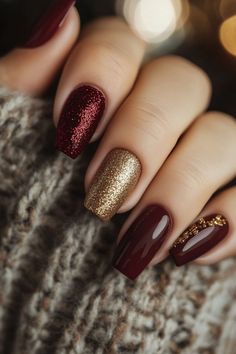 christmas glitter nails Burgundy And Gold Nails, Christmas Glitter Nails, Gold Holiday Nails, Glitter Nail Ideas, Holiday Nails Winter, Red Christmas Nails, Chrome Nails Designs, Gold Glitter Nails, White Glitter Nails