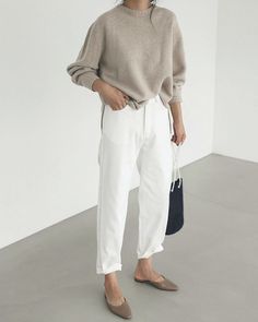 chic neutral fall outfit idea from deathbyelocution beige sweater, white straight-leg jeans, and taupe mule flats Nordic Street Style, Old Money Summer Outfits, Old Money Summer, Mum Style, Neutral Fall Outfits, Chique Outfit, I Want To Live, Looks Street Style